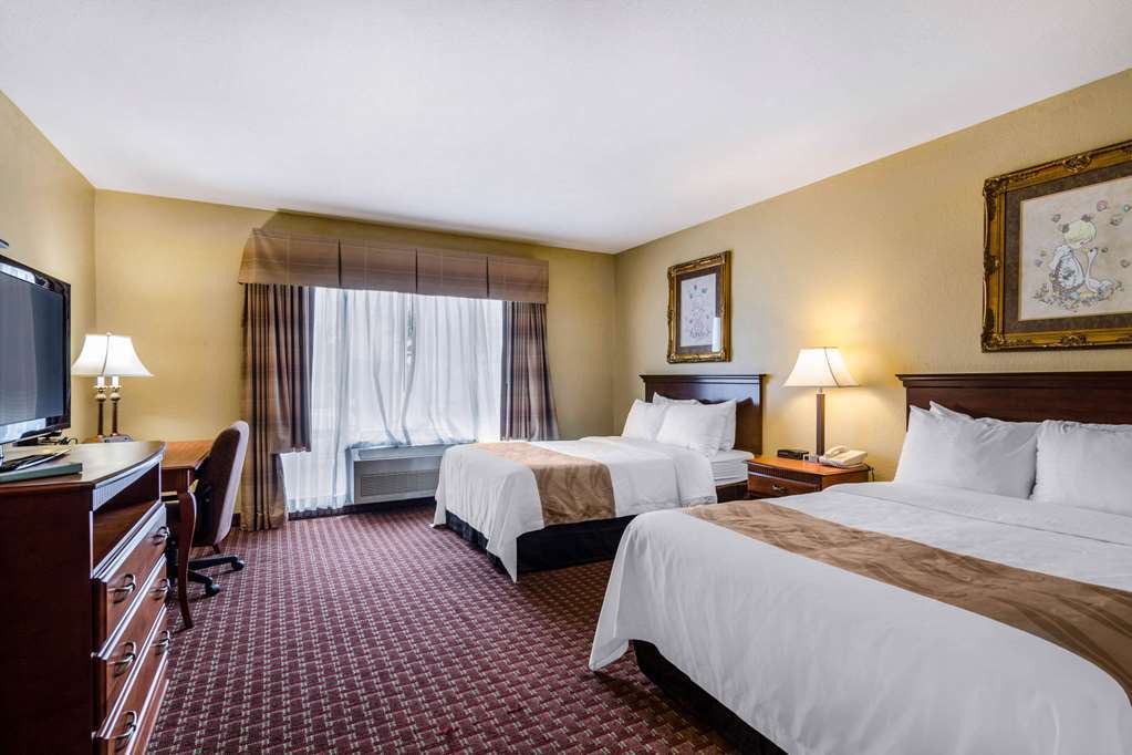 Quality Inn & Suites Carthage Room photo